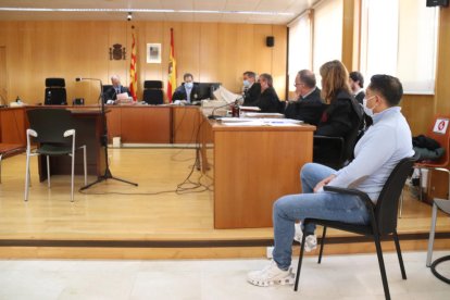 El acusado del asesinato de una mujer en Vila-seca el 27 de agosto del 2020, Juan Pascual H.P., en primer término, ante el resto del tribunal.