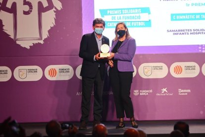 El presidente del Nàstic, Josep María Andreu, recibiendo el premio.