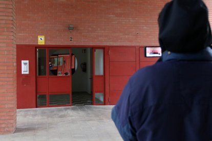 Portal del edificio de Martorell donde ha habido un crimen machista este sábado.