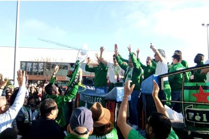 Els jugadors i el cos tècnic del CP Calafell celebrant el títol pels carrers del municipi penedesenc.