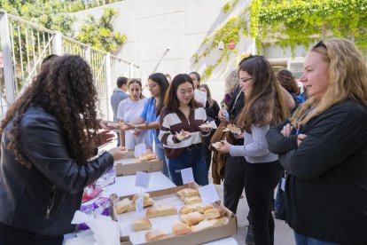 Després del pregó, la comunitat universitària va menjar coca amb xocolata al Campus Catalunya.