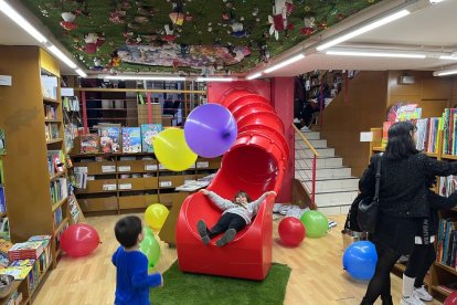 Una infant es llença per primera vegada pel tobogan de La Capona.