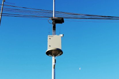 Una de las ocho cámaras instaladas en las entradas y salidas del municipio de Castellvell del Camp.