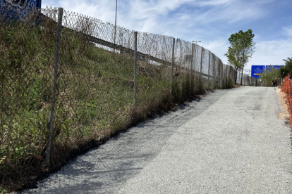 Imatge del camí asfaltat que uneix el carrer Rovira i Virgili i Tarragona 2.