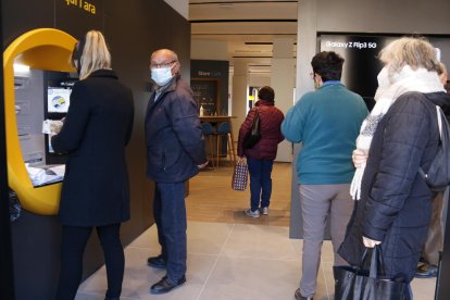 Colas en la oficina 'store' de CaixaBank en Montblanc que centraliza todos los servicios en la comarca.