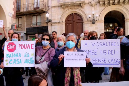 Els veïns afectats pel PDUAE de la Plana de l'Alt Camp en la protesta feta davant l'Ajuntament.