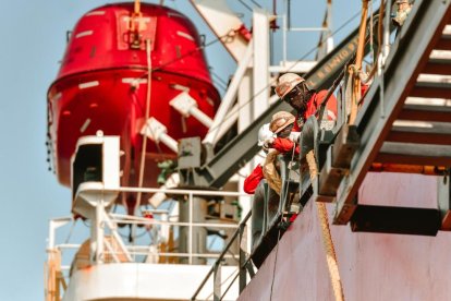 Miembros de la tripulación de un barco, atracado en el Puerto de Tarragona.