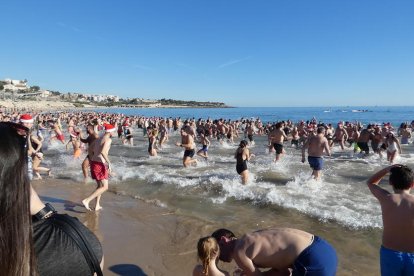 La platja del Miracle s'ha omplit de gom a gom.