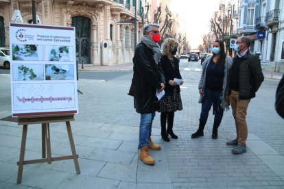 Cartel de la reforma de la calle Cervantes de Tortosa al lado de la alcaldesa y el concejal de Urbanismo y los arquitectos responsables.