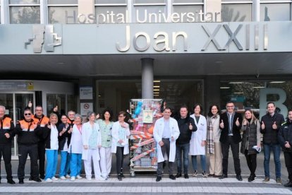 La entrega de los juguetes ha tenido lugar en el exterior del acceso principal del centro.