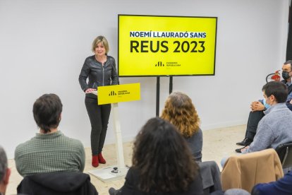 Noemí Llauradó durante el discurso, después de haber salido escogida como candidata de ERC a Reus, ayer.