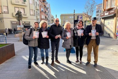 La formación política salió a repartir folletos.