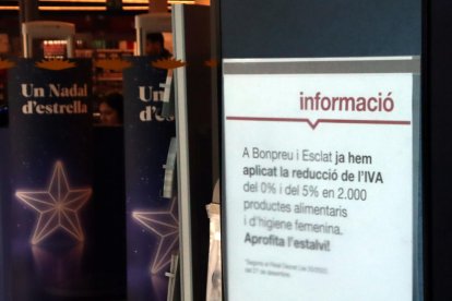 Un cartell a l'entrada informa que s'ha aplicat una reducció de l'IVA del 0 i del 5% a més de 2.000 productes

Data de publicació: dilluns 02 de gener del 2023, 13:33

Localització: Vic

Autor: Laura Busquets