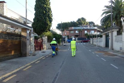 Dos operaris treballant a la urbanització.