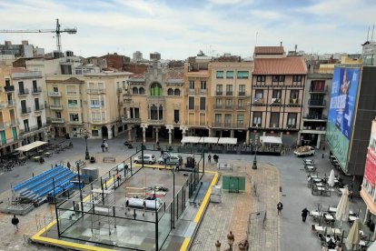 Imatge de la pista de pàdel instal·lada.