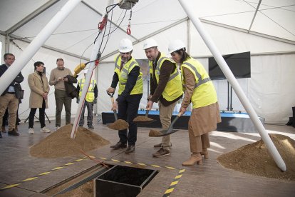 Momento de la colocación de la primera piedra de nuevo centro hospitalario.