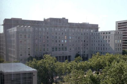 La seu del Ministeri de Defensa es troba al Paseo de la Castellana.