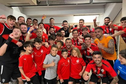 Los jugadores del primer equipo del CF Reddis al vestuario después de ganar la última jornada.