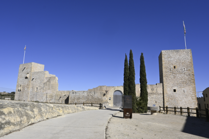 La façana principal del castell, que està emmurallada i disposa de dues grans torres.