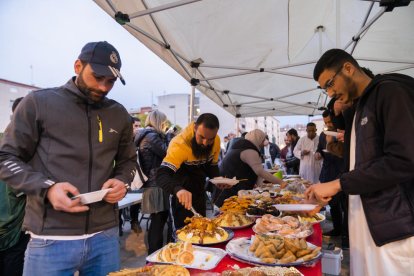 Els veïns es van aplegar un cop el sol s'havia post per començar a sopar.