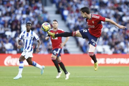 Aimar Oroz controlando una pelota durante el último partido del Osasuna a Liga contra la Real Sociedad.