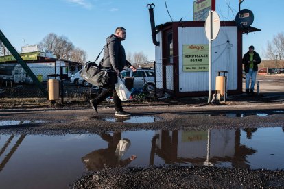 Un home travessant la frontera entre Polònia i Ucraïna.