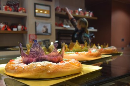 Roscones de reyes preparados para vender en la Pastelería Triomf de Barcelona.