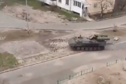 Imagen de un tanque circulante por el distrito de Obolon, en la capital de Ucrania.