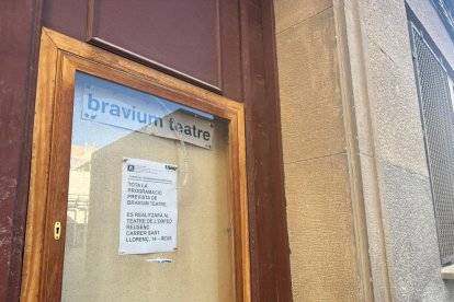 Entrada del Centro Católico propiedad del Arzobispado de Tarragona donde ensayaba y actuaba la compañía Bravium Teatre hasta noviembre de 2021.