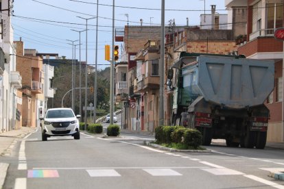 Un camión y un turismo cruzan la travesía de la T-344 de Masdenverge.