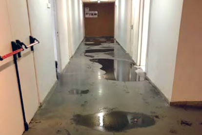 Pasillo del Instituto Martí i Franquès afectado por el agua.