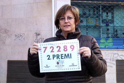 Una de les propietàries de l'estanc número 18 de Reus, Montse Rovira, mostrant el dècim premiat.