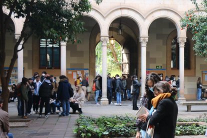 Alumnes al pati de l'edifici històric de la UB.