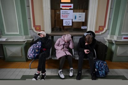 Refugiats ucraïnesos descansen en una estació de tren en Przemysl, Polònia.