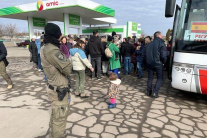 Uno de los convoyes con ciudadanos españoles que desea salir de Ucrania.