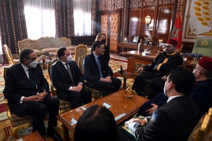 El presidente del gobierno español, Pedro Sánchez y el ministro de Exteriores, José Manuel Albares reunidos con el rey de Marruecos, Mohamed VI.