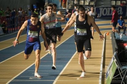 Los atletas Bruno Hortelano (d), Manuel Guijarro (i) y Bernat Erta (c), durante la final de los 400 metros del Campeonato de España en Pista Cubierta en Ourense.