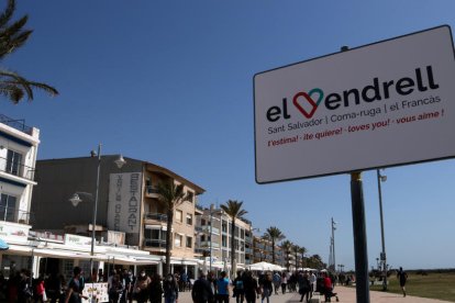 Imatge d'arxiu de persones caminant pel passeig marítim de Coma-ruga, al Vendrell.