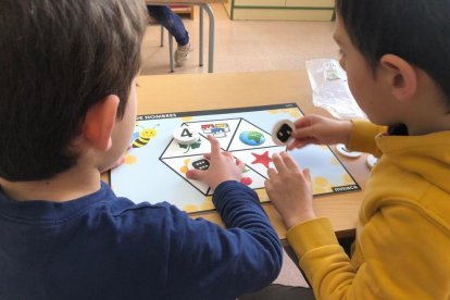 Alumnes manipulant el material del Museu de Matemàtiques de Catalunya (MMACA).