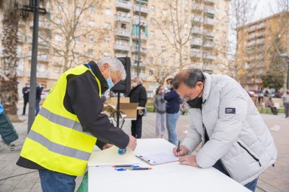 A la concentració van acudir una vuitantena de persones, on van gaudir de vermut gratuït.