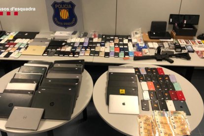 Material informàtic, mòbils i diners intervinguts pels Mossos d'Esquadra.