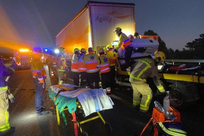 Cinc unitats terrestes del SEM es van desplaçar fins al lloc de l'accident.