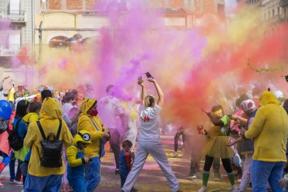 Un moment de la guerra de pols de colors.