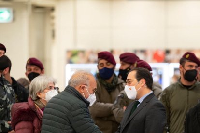 El ministre d'Assumptes Exteriors, José Manuel Albares, rep els espanyols evacuats d'Ucraïna.