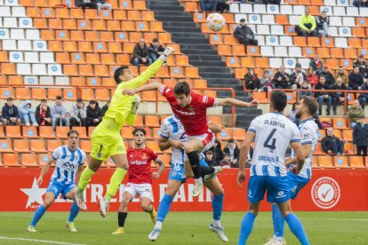 Guillermo Fernández intentant rematar una pilota contra l'Atlético Baleares el darrer diumenge.