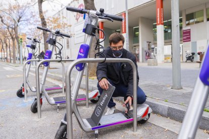 Imatge d'arxiu de patinets de Reby a l'aparcament de davant del Campus Catalunya de la URV.