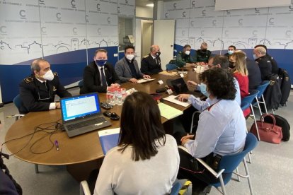 Abans d'iniciar la reunió, els presents han lloat la trajectòria professional del Cap de la Policia Local, Josep Muñoz, ara que és a prop de la jubilació.