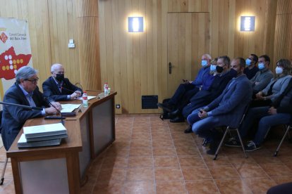 El president del Consell del Baix Ebre, Xavier Faura, i el vicepresident, Francesc Vallespí, asseguts a l'esquerra, durant la presentació de l'inventari d'espais històrics de la Batalla de l'Ebre.