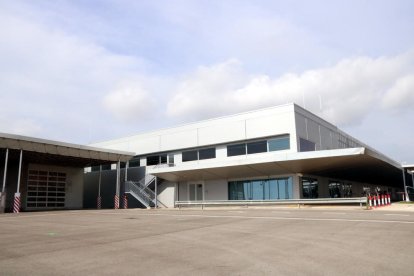 Façana de la zona de sortides dels vols de l'Aeroport Reus.