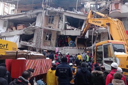 Personal de emergencias buscan víctimas en un edificio derrumbado en Diyarbakir.